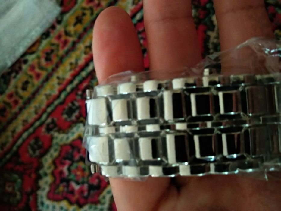 Часы наручные электронные