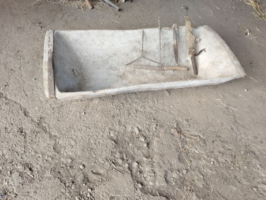 Старо дървено корито