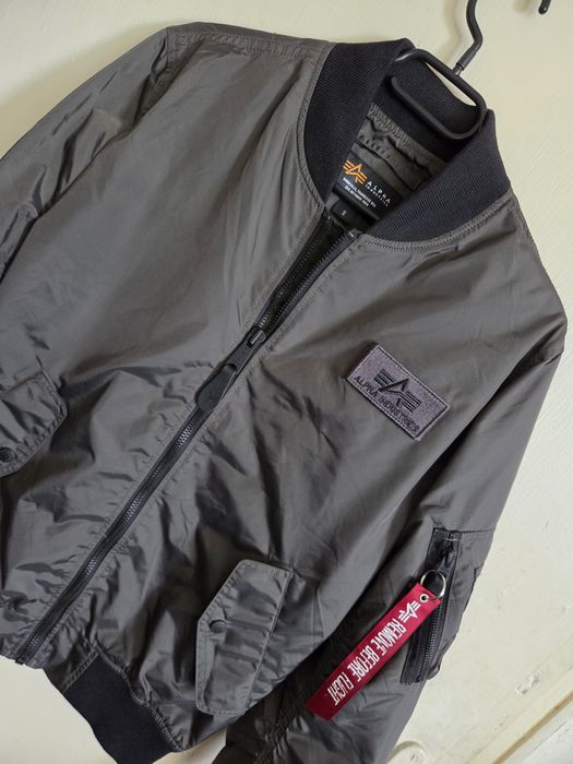 ALPHA IN DUSTRIES JACKET
(мъжко)
Размер S
Състояние перфектно
Подмишници 52
Дължина 65
Ръкав от яка 76
60 euro