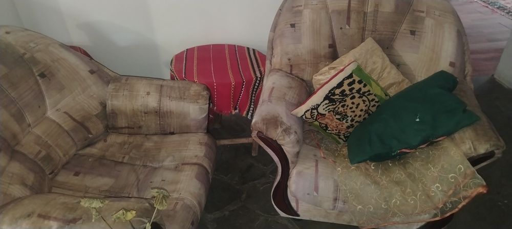 Разтегателен (спален) диван с два фотьойла.