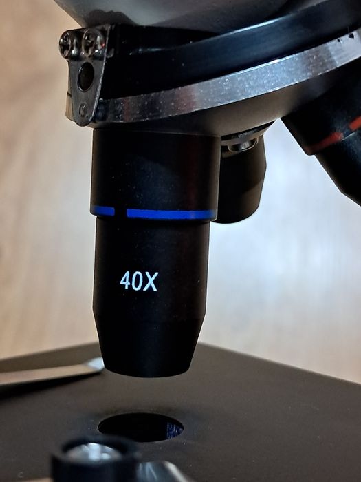 Микроскоп с увеличите с 40x,10x,4x.По договаряне.