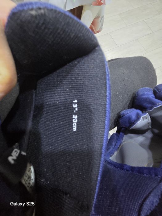 Хоккейные краги и шайбы.