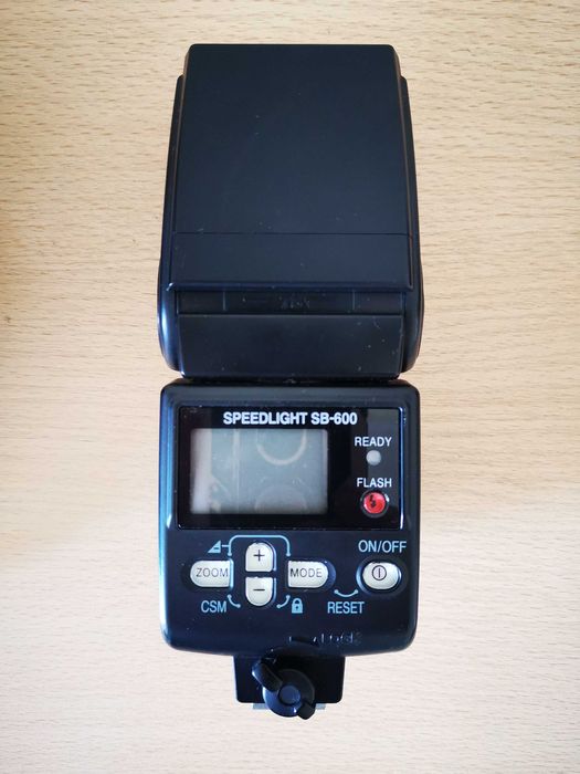 Вспышка Nikon SB600