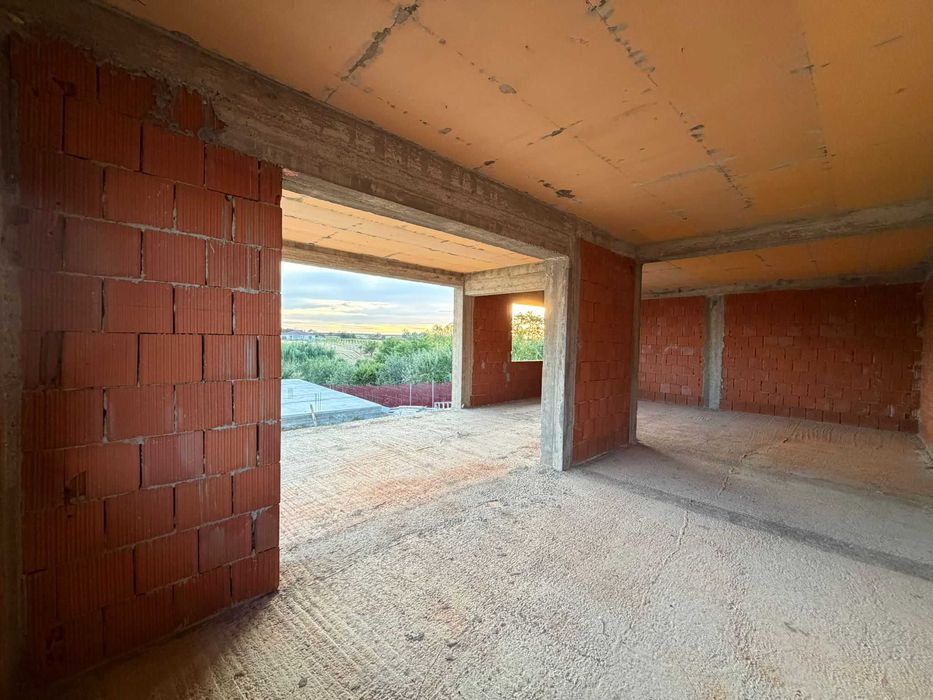 Casa la rosu in Cheriu
