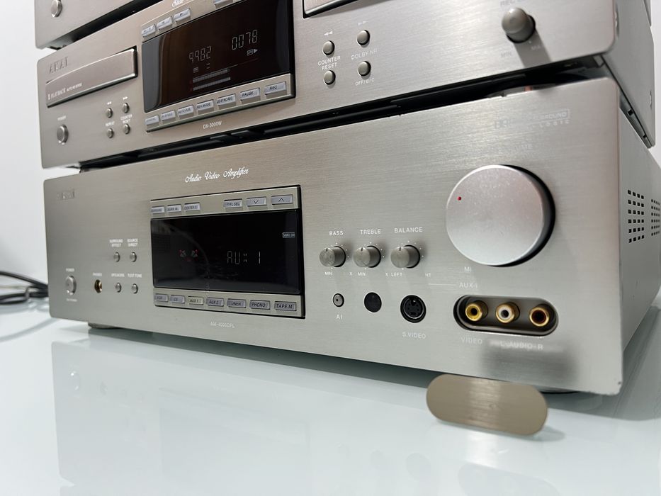 Linie Akai: Amplificator Audio-Video AM-4000, Dublu deck AKAI DX-3000W, Tuner AKAI AT-3000RDS, CD-Player AKAI CD-3000C cu 7 CD-uri