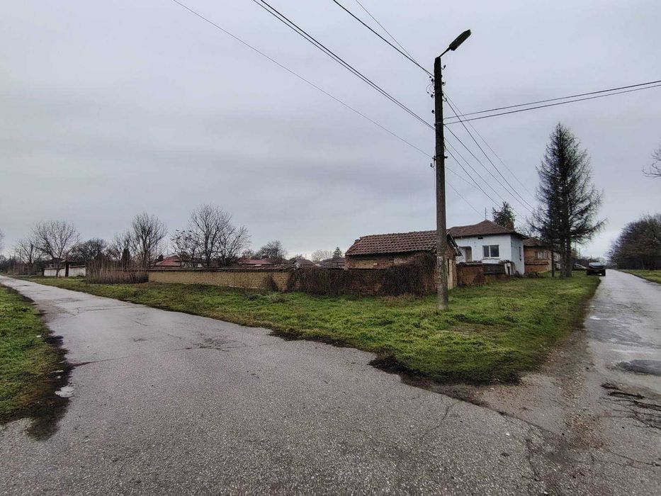 Къща с голямо и равно дворно място в близост до Плевен !