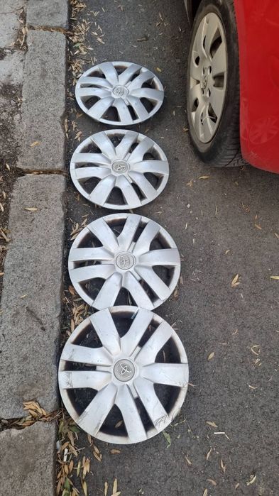 Продавам летни гуми 14 с метални джанти +тасове  за Тойота ярис