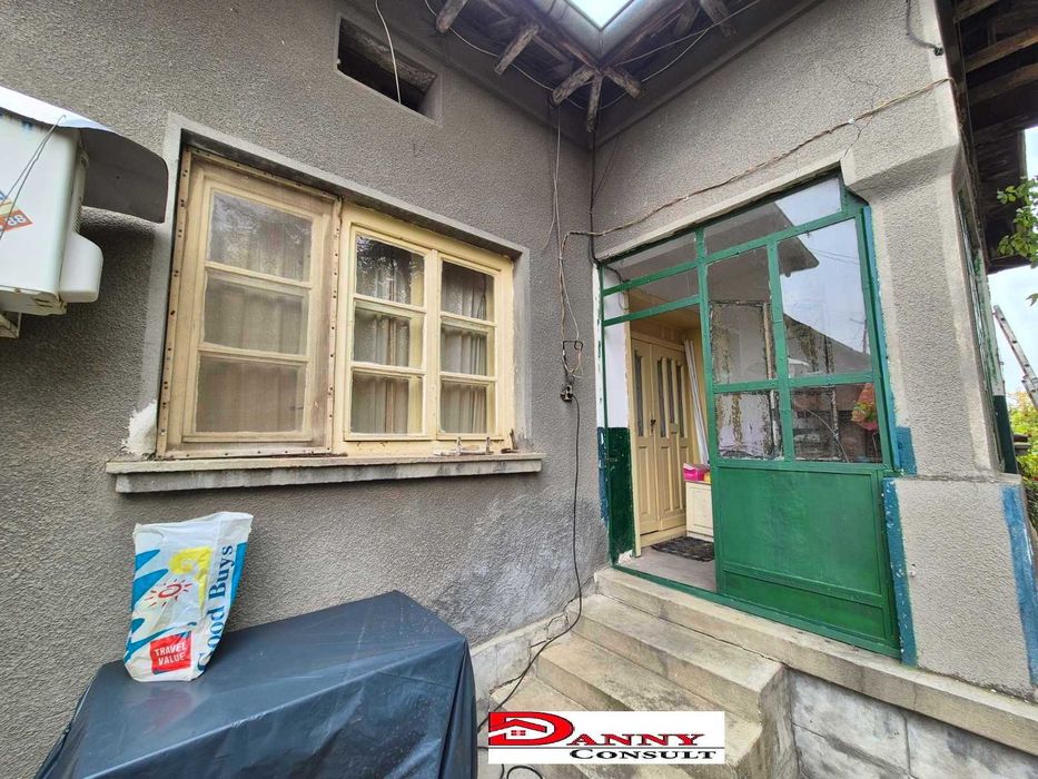 Къща с двор и кладенец в с. Бутово, общ. Павликени