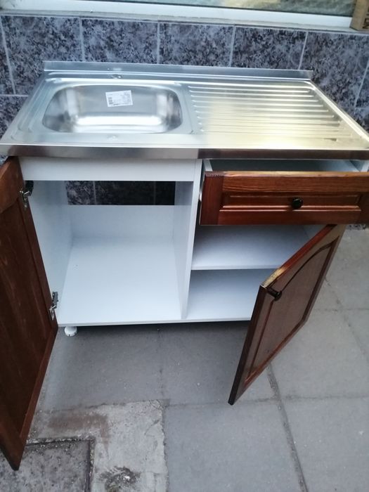 Нов кухненски шкаф с мивка бордова с дървесни врати