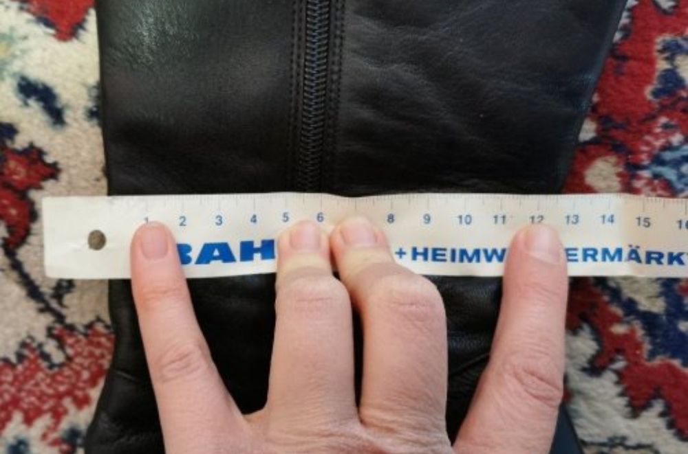 Черни кожени ботуши, нови, за тънък прасец