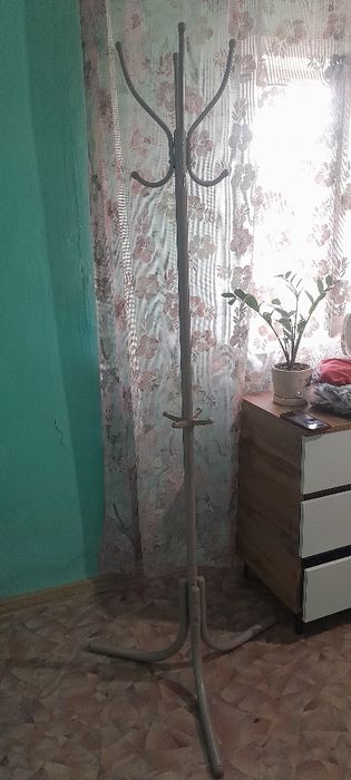 Продам новую вешалка.