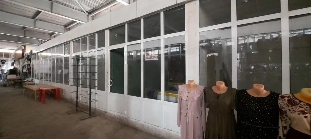 Chirchiq Shahrida Karvon Bozorida dokonlar sotiladi