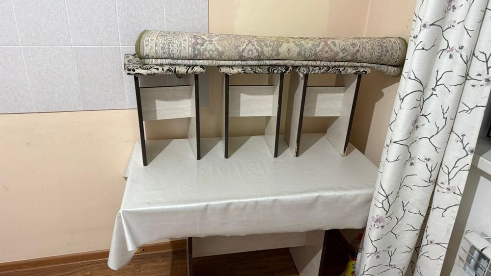 Стол, стулья, шифоньер, шторы,