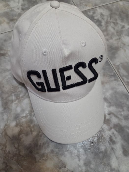Продавам шапка Guess