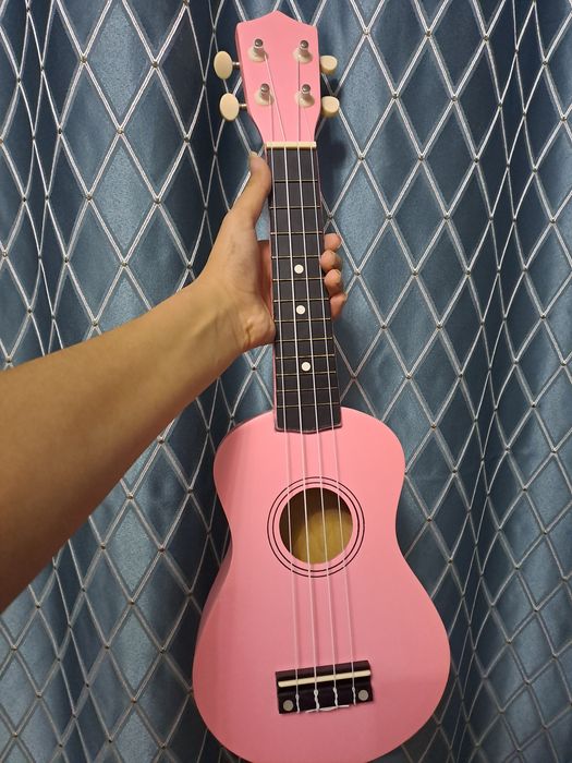 Укулеле сопрано розовая, почти новая