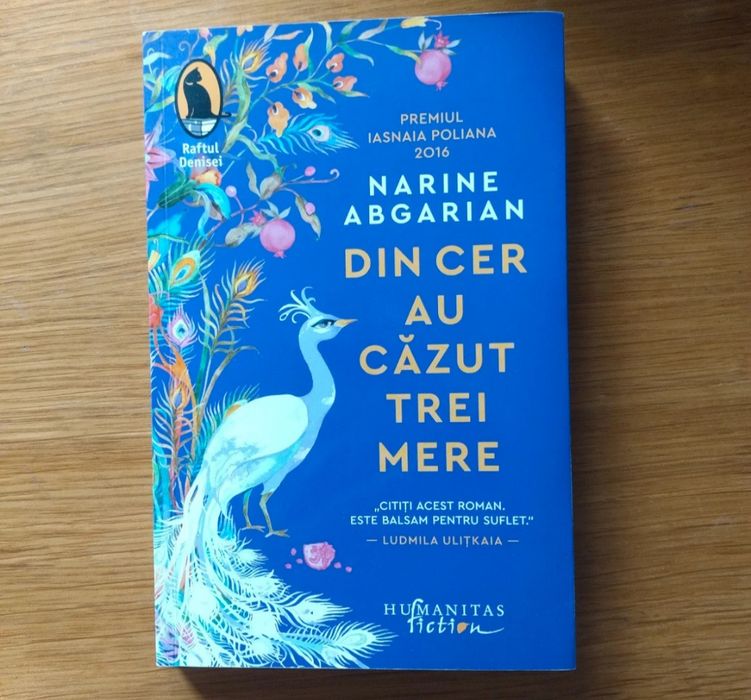 Din cer au căzut trei mere