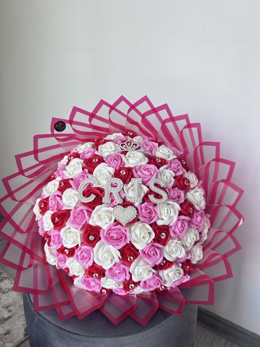 Buchete cu trandafiri de sapun si imperiali cu sclipici