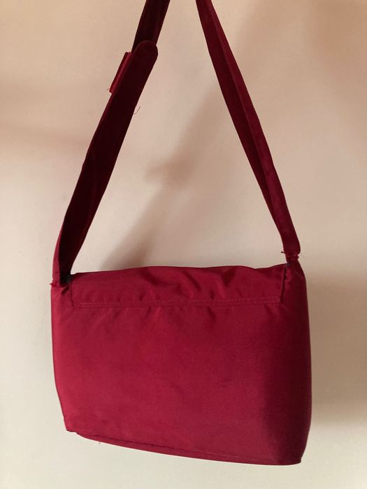 Червена чанта за лаптоп