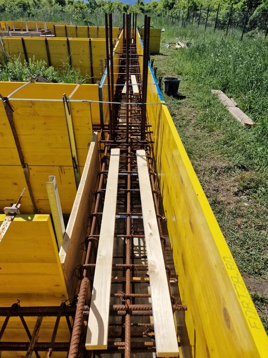 Închiriez panouri doka și tot sistemul de prindere Și popii metalici și schelă metalică și schelă pe roti mobilă
