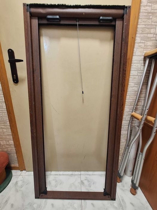 Продавам ролетен комарник