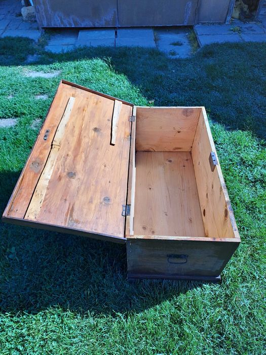 Дървен старинен сандък