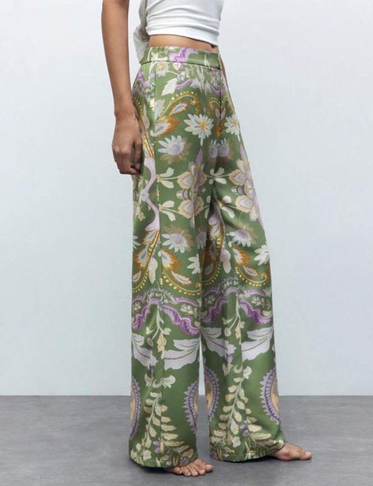 Сатениран дамски костюм, сако и панталон