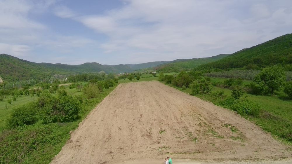 teren extravilan cu 2 ieșiri