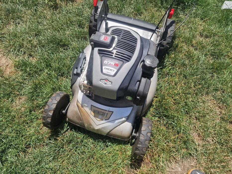 Masina de tuns gazon 4cp +tractiune stare buna Briggs pornire la buton