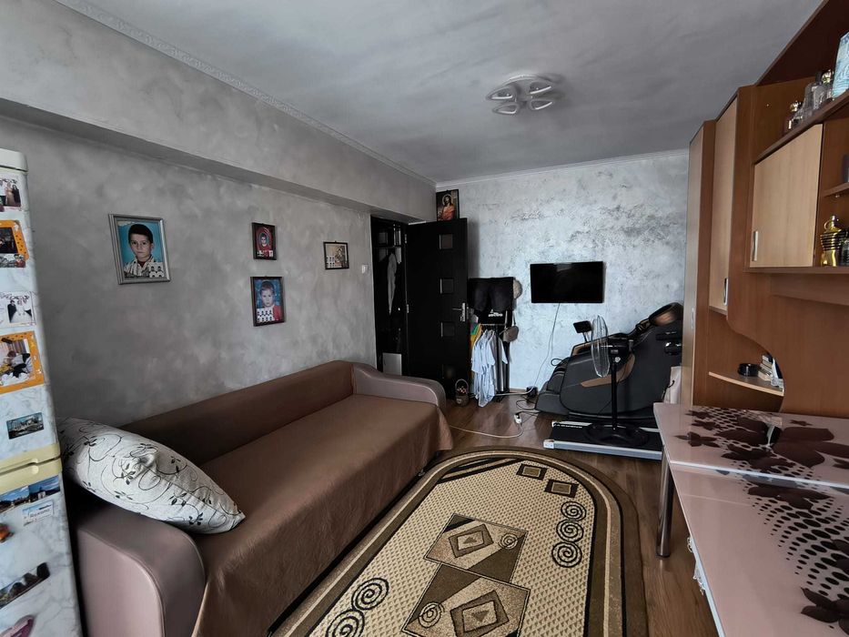 Apartament de vanzare , cu spatiu pentru depozitare la parter , situat la etajul 4 , 3 camere decomandate , spatios ,luminos cu vedere pe doua zone