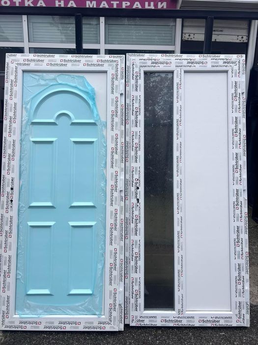 Входни ПВЦ врати външна бяла златен дъб