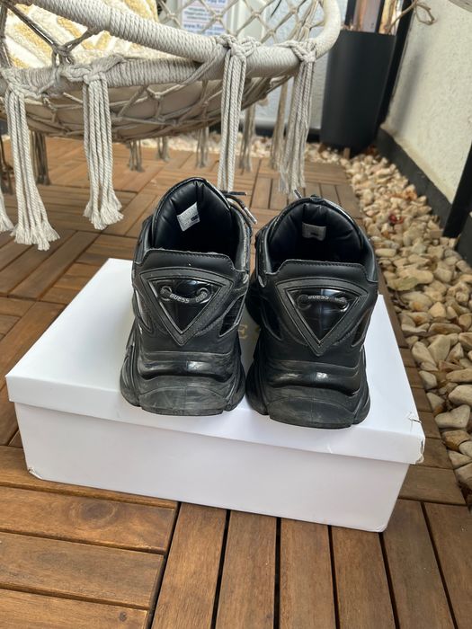 Черни маратонки guess
