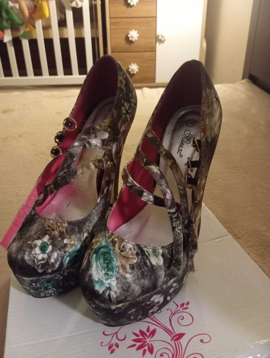 Дамски обувки с висок ток