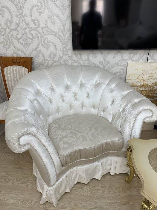 Диван и два креса