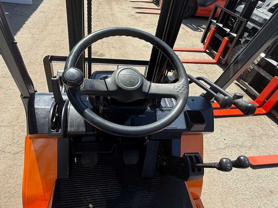 Вилочный погрузчик TOYOTA 7FG25