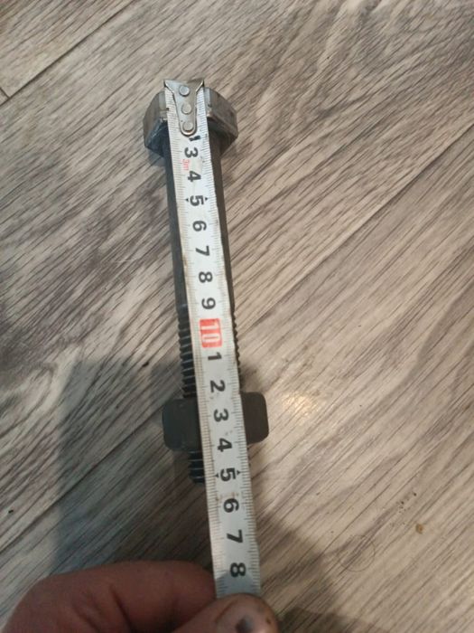 Продам болты с гайкоми