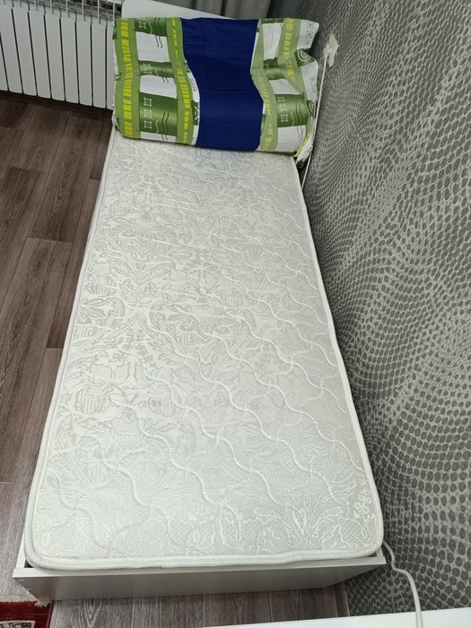 Кровать односпальная с матрасом