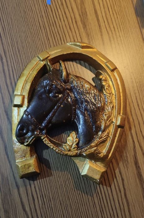 Продам барельеф подкова