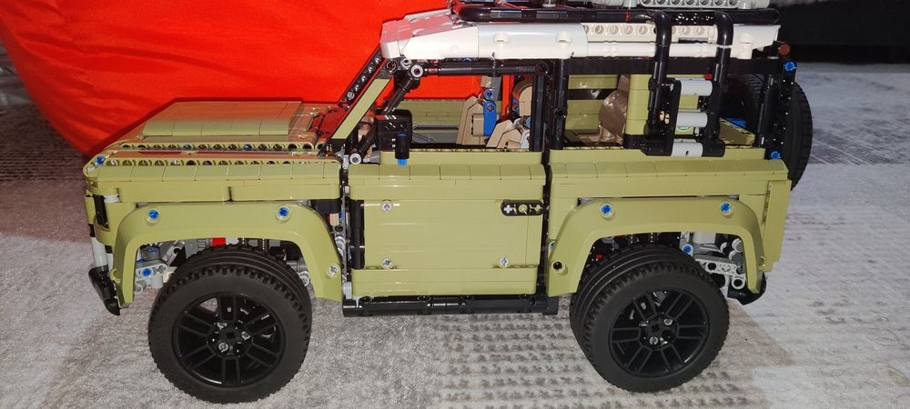 Оригинал LEGO Technic Land Rover Defender (42110) — собранная модель