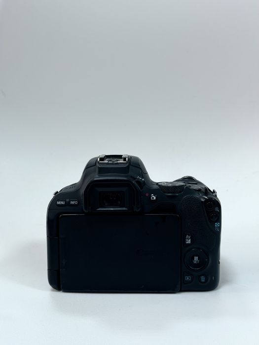 Фотокамера Canon EOS 200d