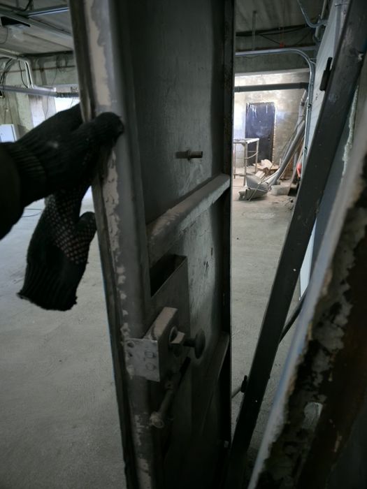 Продам дверь металлическую б/у.