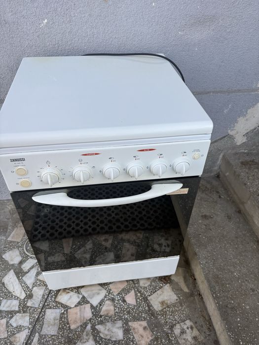 Aragaz Zanussi+racord gaz 2m ofer transport+2manipulatori 100 lei iasi