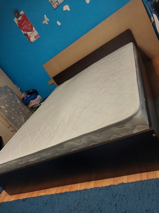 pat  cu saltea dimensiune de 160/200 cm