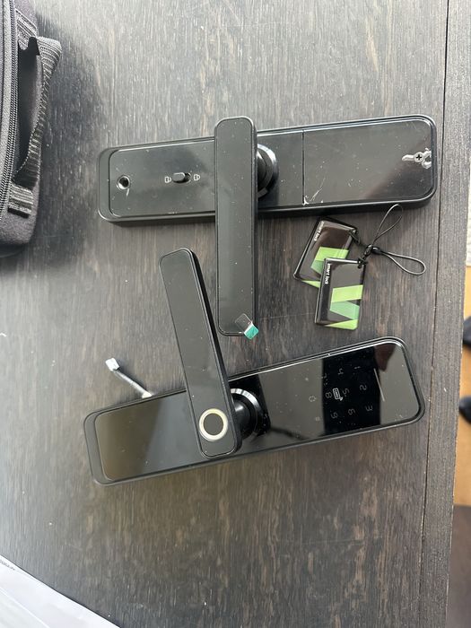 Yala smart inteligenta cu amprenta, card si ecran tactil