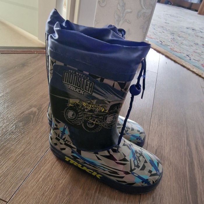 Продам резиновые сапоги