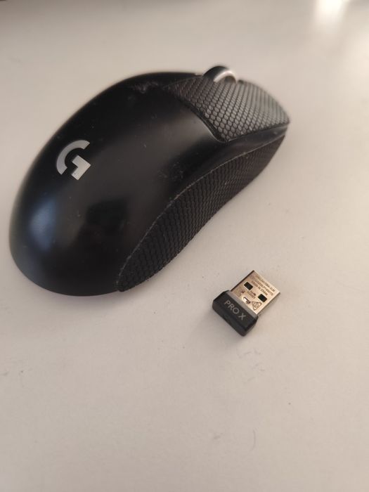 Logitech G Pro X Superlight в перфектно състояние + нови грипове и стъклени mouse skates