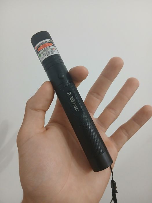 Vând laser pointer 300 mW,cu 2 bateri incluse