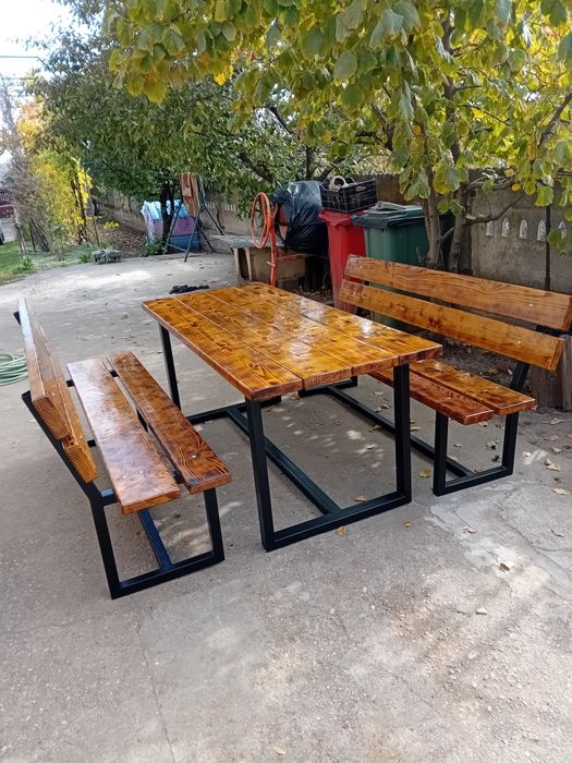 Set masă și bănci de terasă – lucrat manual, lemn ars și cadru metalic