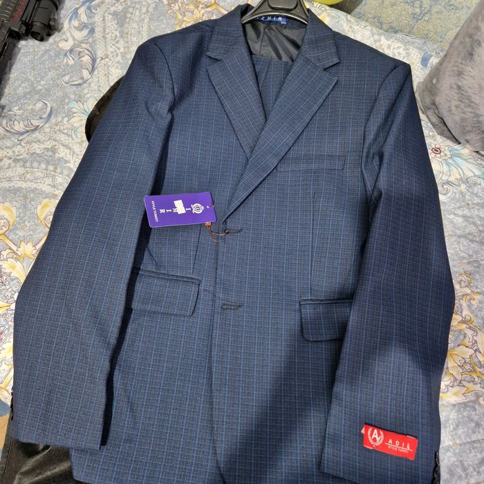 Продам костюмы и рубашки