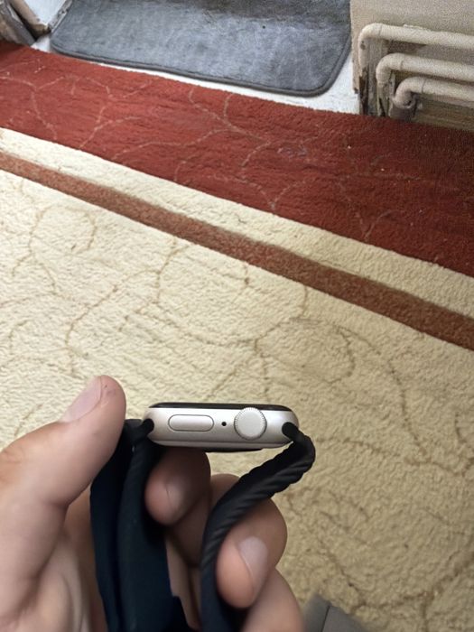 Vând Apple Watch cu câteva mici zgârieturi care se văd în poză în rest este ca nou a fost folosit doar trei luni