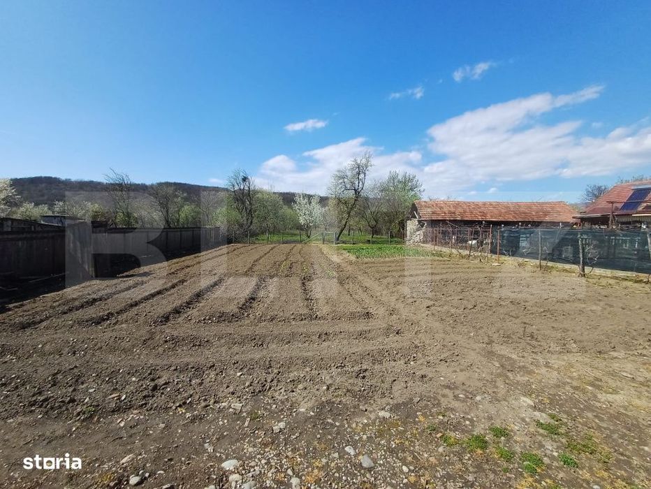 Teren cu casa rustica zona Sambotin